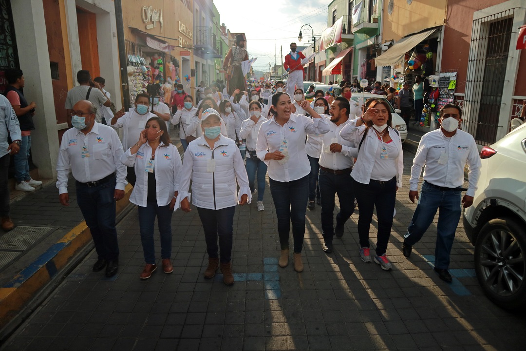 Ana Cristina Ruiz cierra campaña arropada de miles de cholultecas.