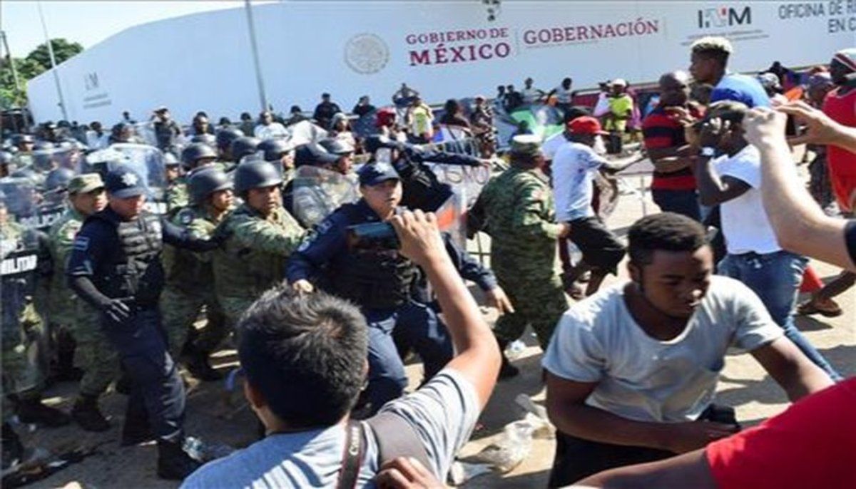 Suspenden a dos tras video que muestran agresiones a inmigrante 