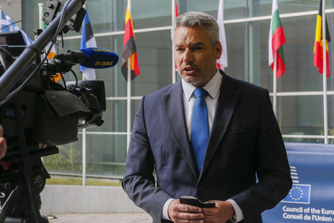 Insisten en deportar afganos tras el avance de los talibanes: Austria