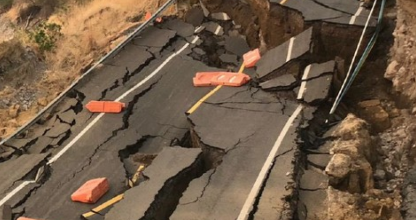 Colapsa tramo carretero en Michoacán que había sido cerrado para reparar grieta 