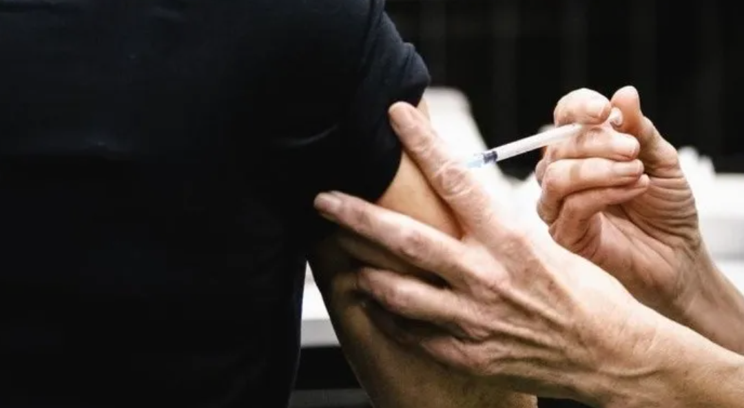 ¡No solo fue una vacuna, fueron miles! Enfermera está bajo investigación en Alemania