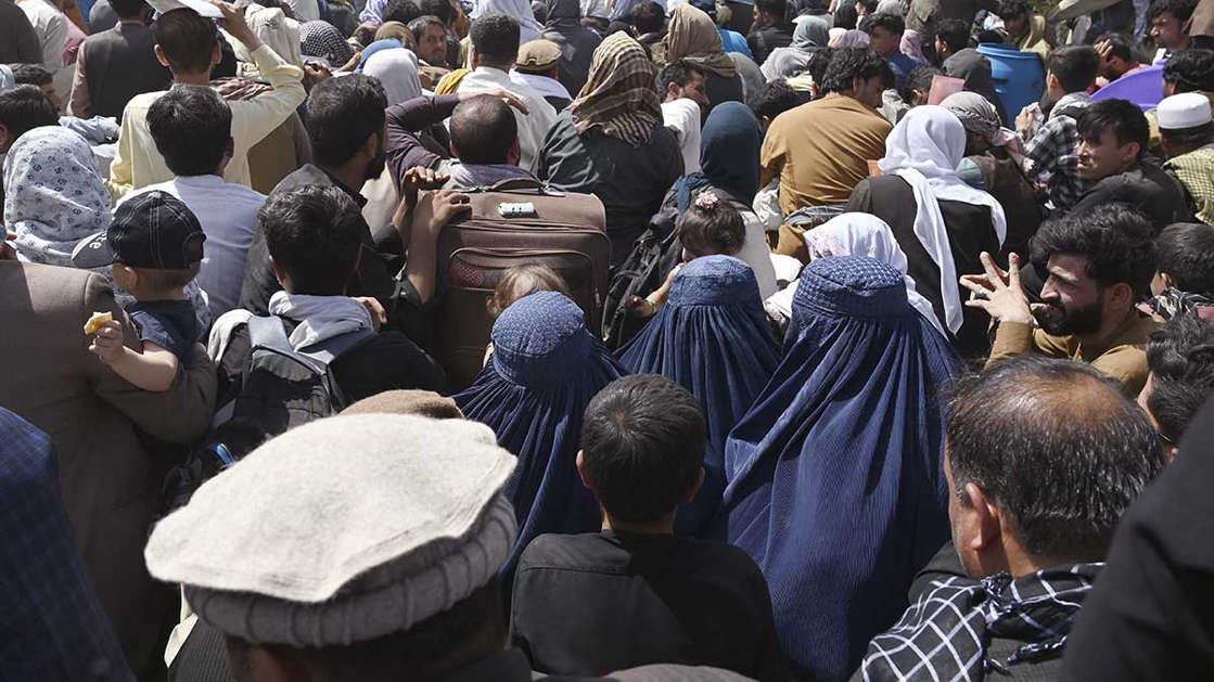 ¡Fake news! Esta es la verdadera historia de la foto de una mujer encadenada por “talibanes”