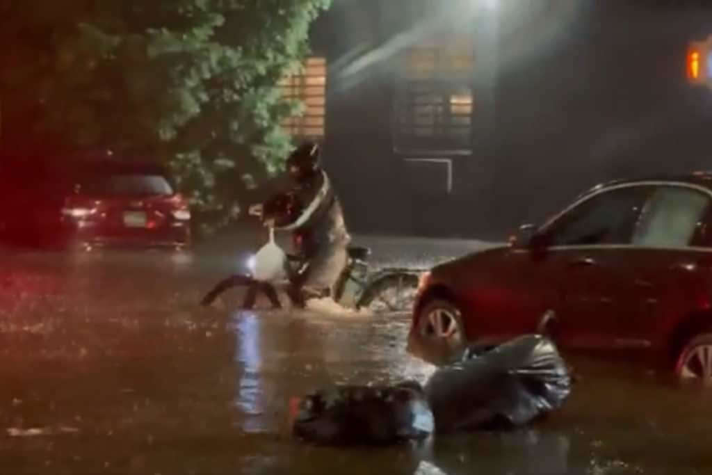 Vídeo de repartidor de comida se hace viral en NY tras llevar pedido pese las condiciones del huracán