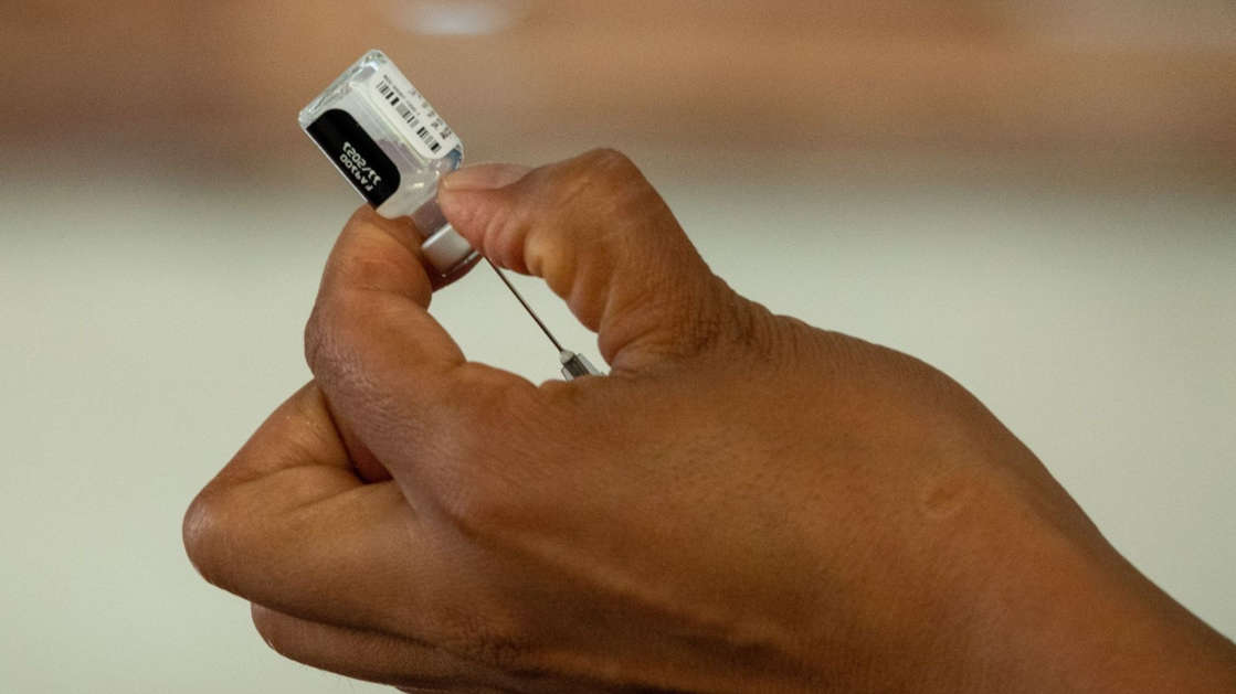 Recomiendan aplicar tercera dosis en México, esto dice la OMS