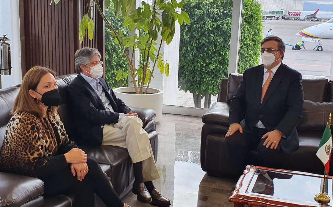 Ebrard recibe en AICM al presidente de Ecuador