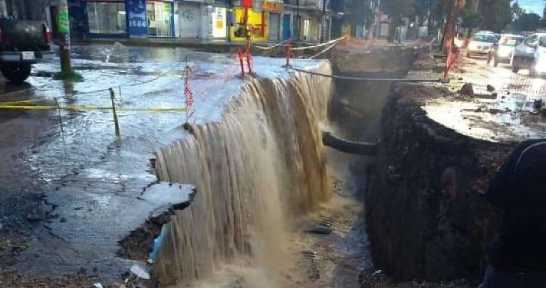 Se abre zanja y se forman “cascadas” por fuertes lluvias en San Luis Potosí