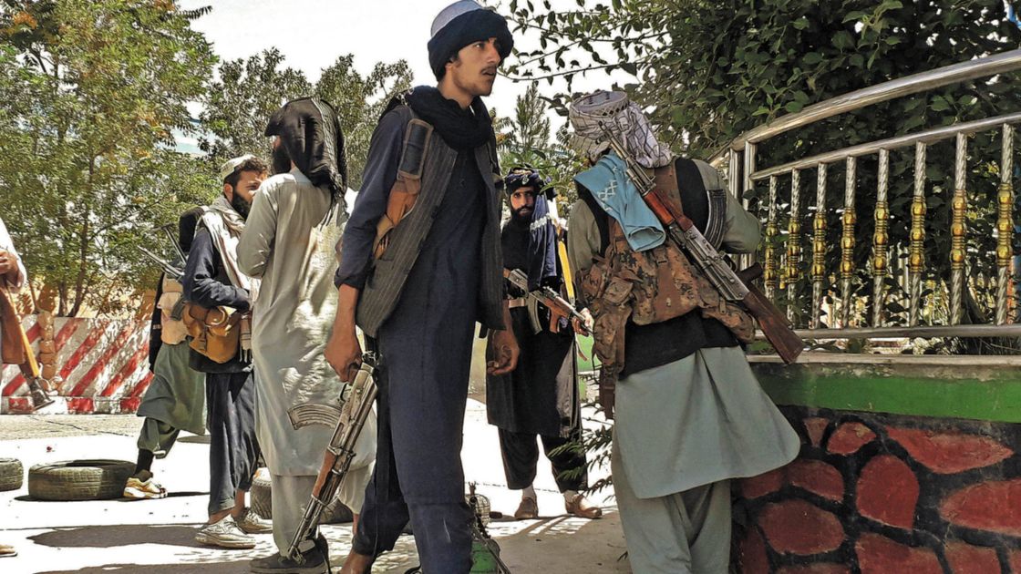 Estados Unidos evacuan al menos tres mil 200 personas de Afganistán