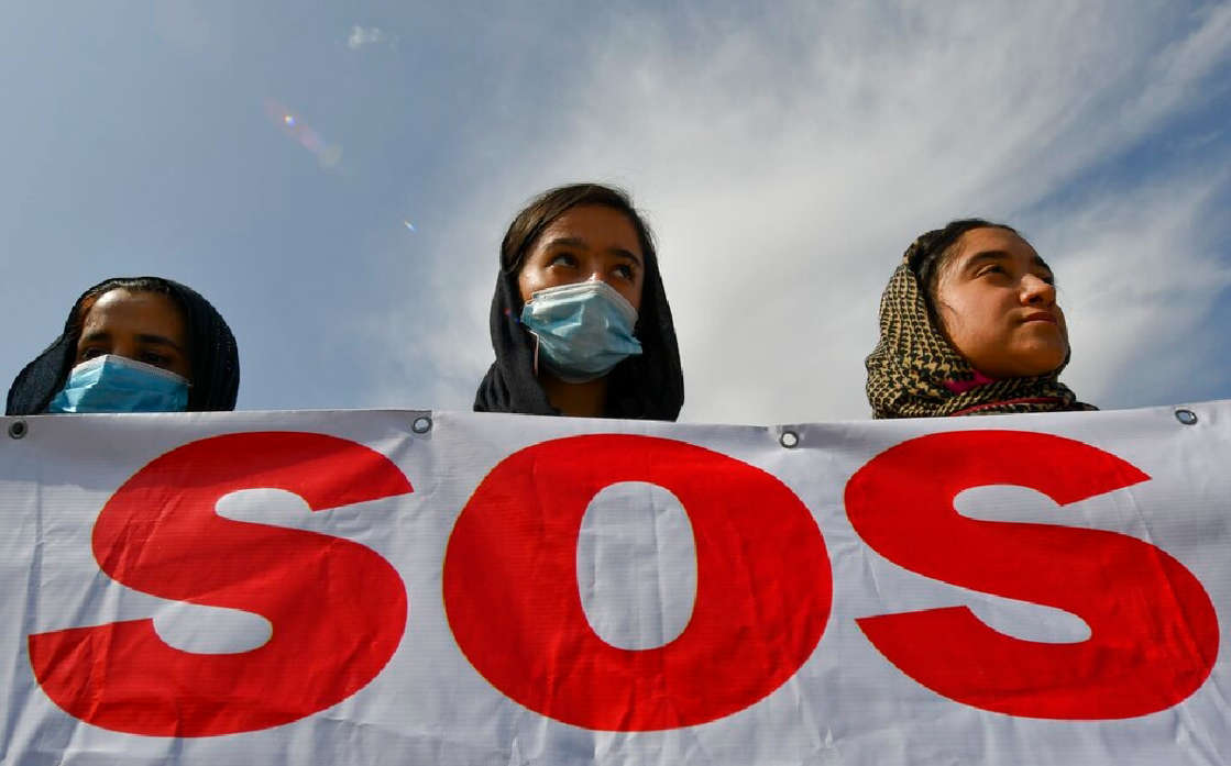vInmujeres marchan para pedir garantizar los derechos humanos de niñas y mujeres en Afganistán