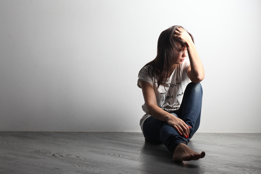 Puebla, Pue.- Quetzalcóatl Hernández Cervantes, coordinador del Doctorado en Investigación Psicológica de la IBERO Puebla, señaló que una realidad sobre el suicidio es que no existe una razón determinante para que una persona decida quitarse la vida. Indicó que las posturas epidemiológicas aseguran que este acto no es un trastorno que pueda diagnosticarse; por lo tanto, ocurre tras la configuración de una serie de eventos vitales. Ante este escenario dijo que cada día del año debe ser una oportunidad para actuar. Las intenciones no son suficientes: hay que informarse y saber qué hacer. “La demografía del foro, principalmente joven, organizado por el consejo estudiantil de la Licenciatura en Derecho corresponde a un grupo vulnerable: la edad promedio en la tasa de suicidios oscila entre 15 y 22 años, y por cada mujer que se quita la vida lo hacen cuatro varones. Además, existen relaciones importantes con el consumo de sustancias: las personas dependientes del alcohol tienen diez veces más riesgo de atentar contra su integrida” Estudios de suicidología (disciplina enfocada en el fenómeno) han revelado que más del 90% de las personas presentaban señales de alerta: despedidas, hablar sobre un plan, regalar las posesiones, entre otras. Sin embargo, estas manifestaciones suelen recibir respuestas censoras en forma de frases como “quien quiere matarse no lo dice”. Agregó que algunos factores de riesgo aumentan la probabilidad de conductas autolesivas: personalidad hermética, temperamento impulsivo y estilos poco sanos de afrontamiento de la realidad. En contraste, factores de protección como la cohesión familiar, la personalidad flexible y el afrontamiento de adversidades con inteligencia contribuyen a minimizar las intenciones suicidas.