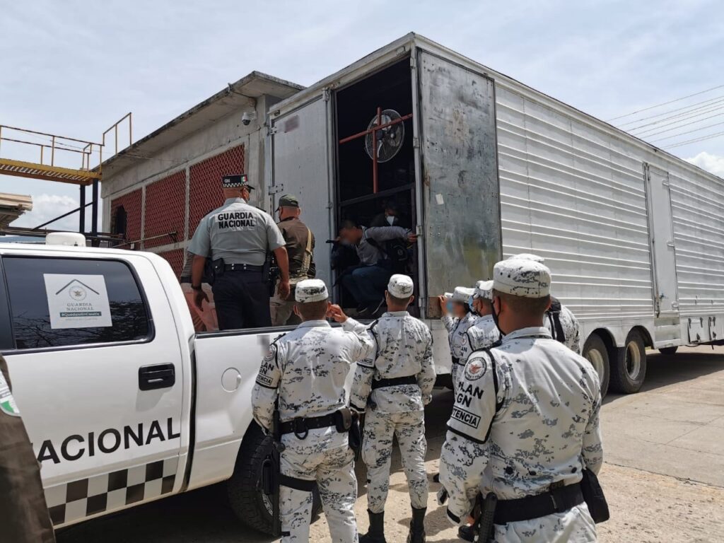 INM y Guardia Nacional realizan operativo para frenar caravana migrante