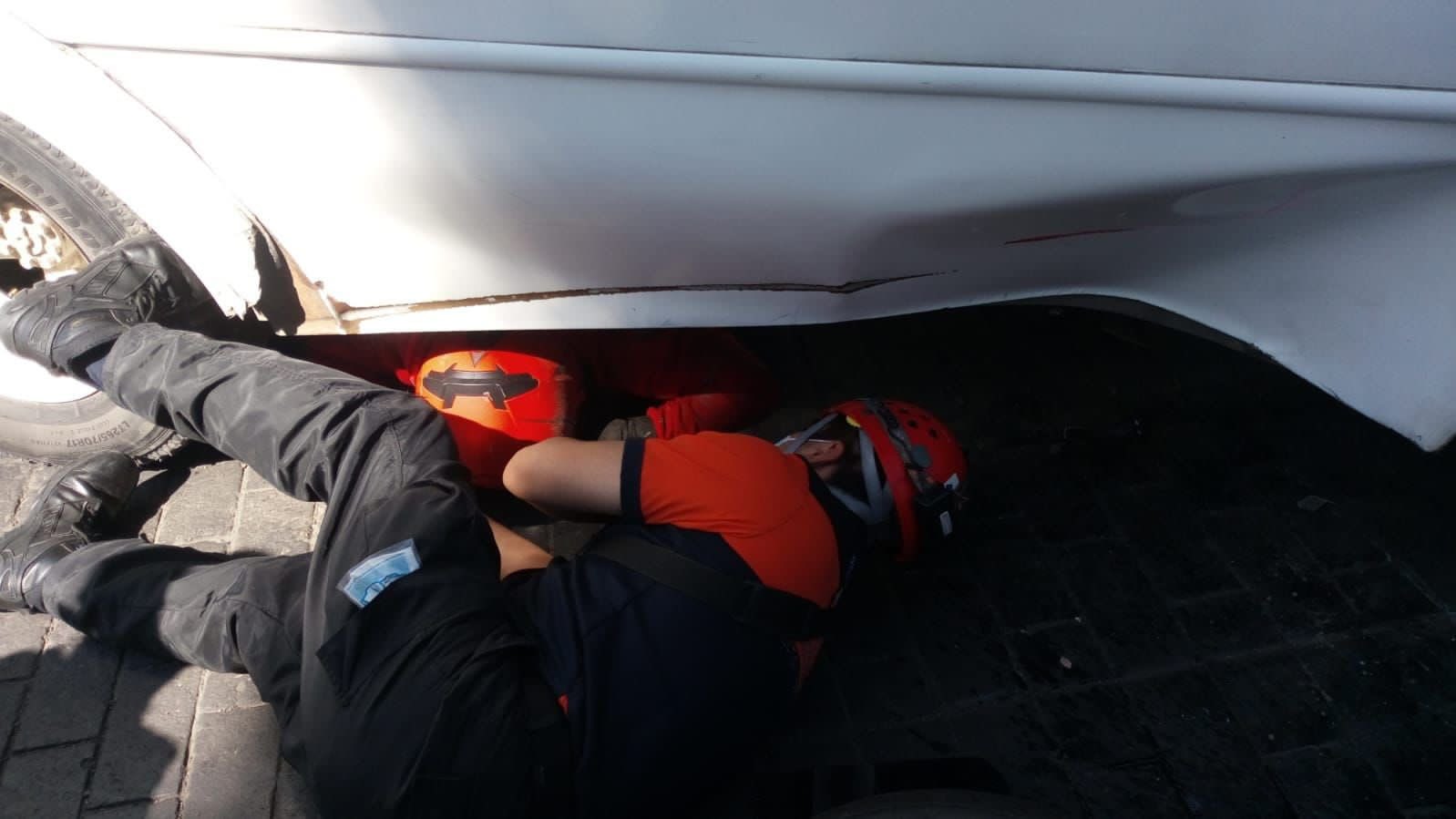 Motociclista queda debajo del transporte público ante el intento de ganar el paso en Puebla