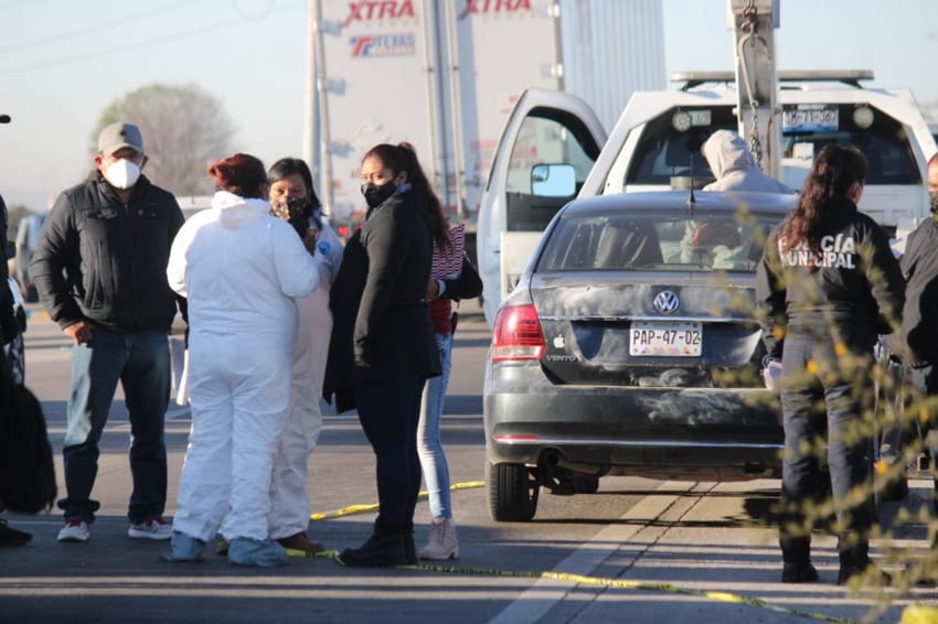 Sorprenden a mujer y menor de edad transportando un cadáver en la cajuela de su auto