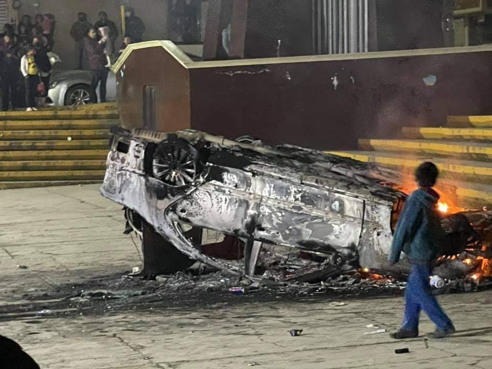 Riña desata intento de linchamiento en Honey, Puebla; pobladores queman un vehículo