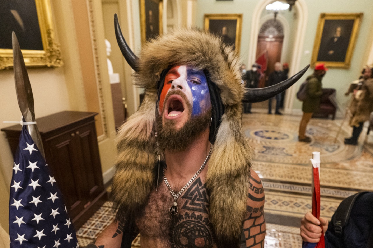 Sentencian con 41 meses de prisión al "Chaman" por asalto al capitolio