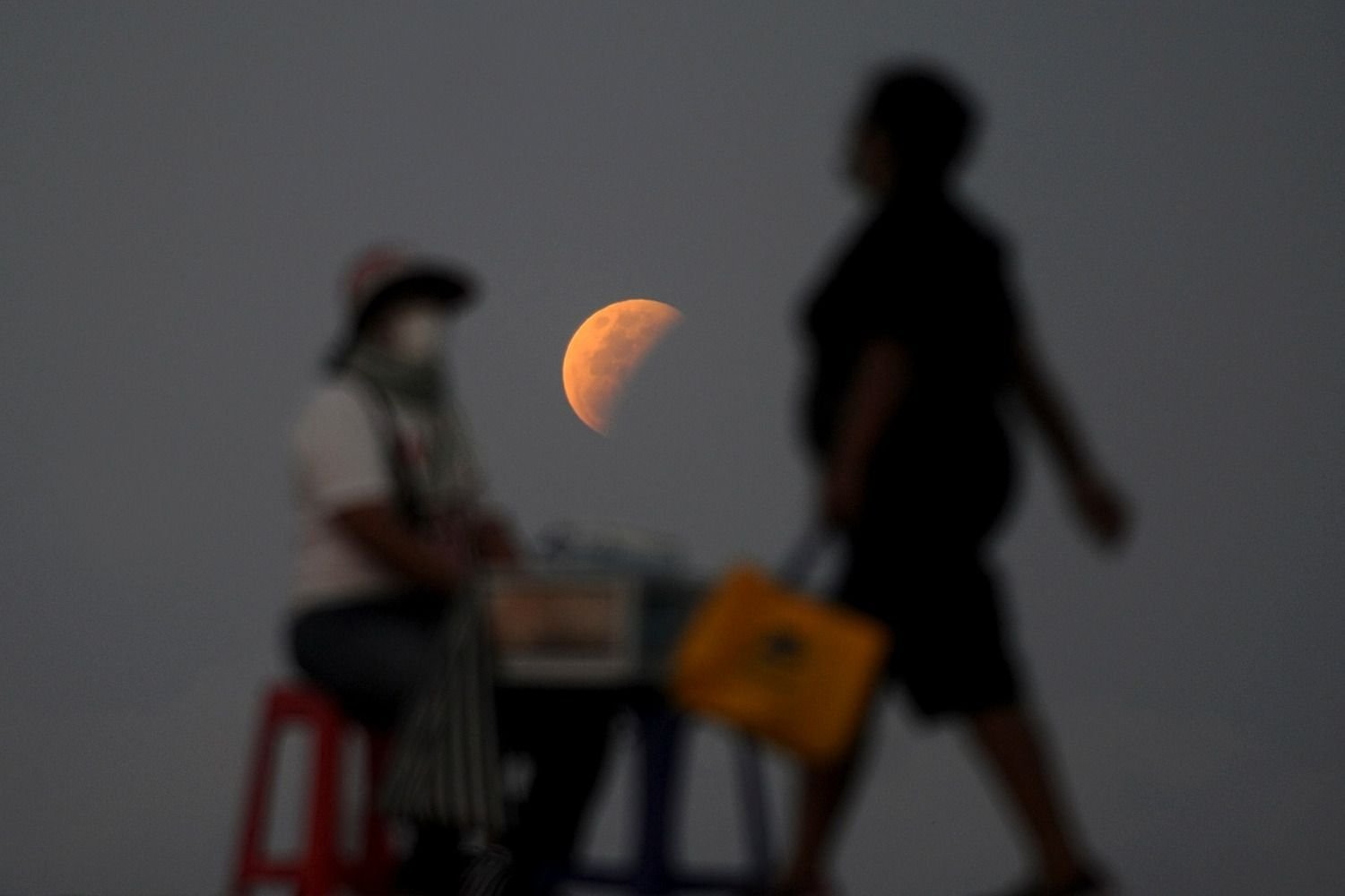 Así se vio el último eclipse lunar del año, el más largo del siglo