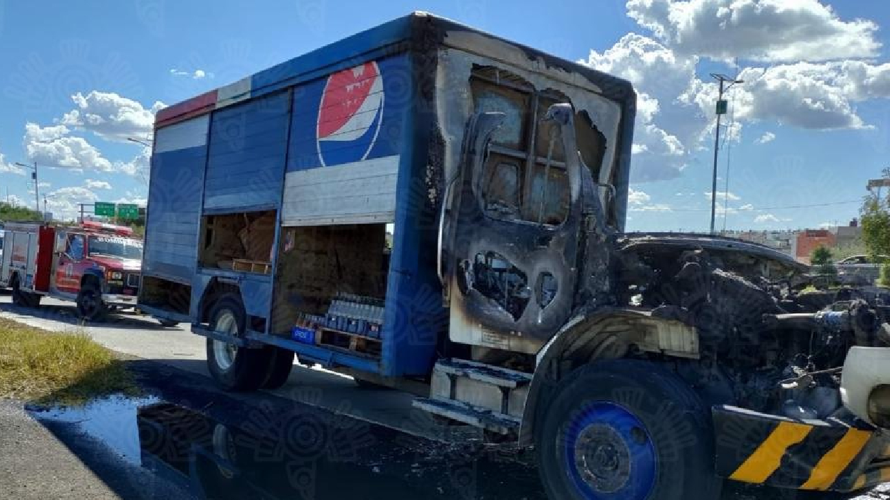 Un camión de carga se incendió sobre el Periférico Ecológico