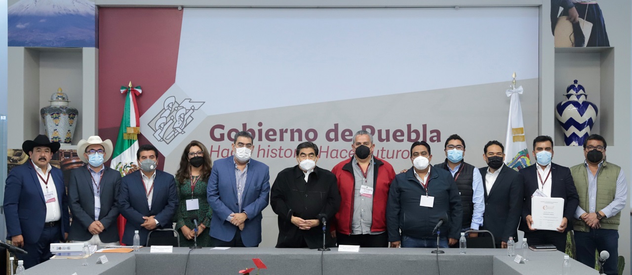 Barbosa Huerta sostiene reunión con alcaldes del distrito 13 de Tepeaca, asegura que existe apoyo para todos los municipios 