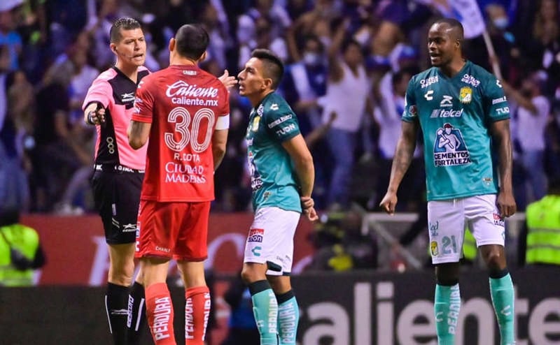 ¿Y el VAR? El increíble penal que no le cobraron a León al minuto 92 frente a Puebla