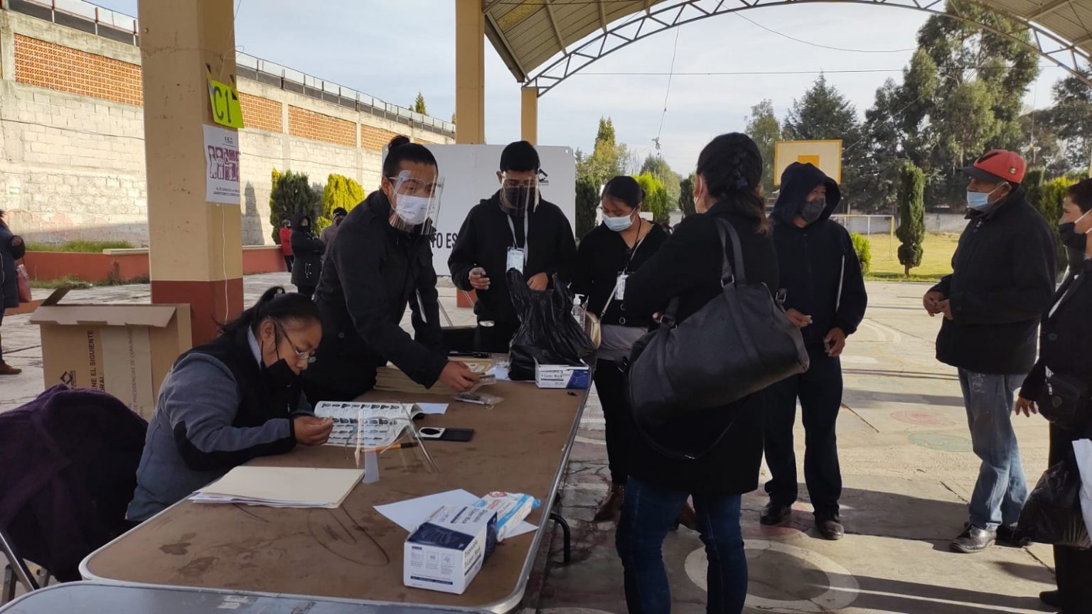 Denuncian turisteo de electores en Chiautempan