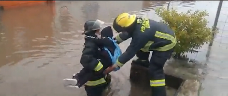 Menores quedaron atrapados en una escuela inundada; bomberos logran rescatarlos a tiempo 