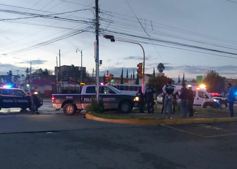 Patrulla de Puebla choca contra motocicleta, deja dos heridos; el oficial no respeto la luz roja (Video)