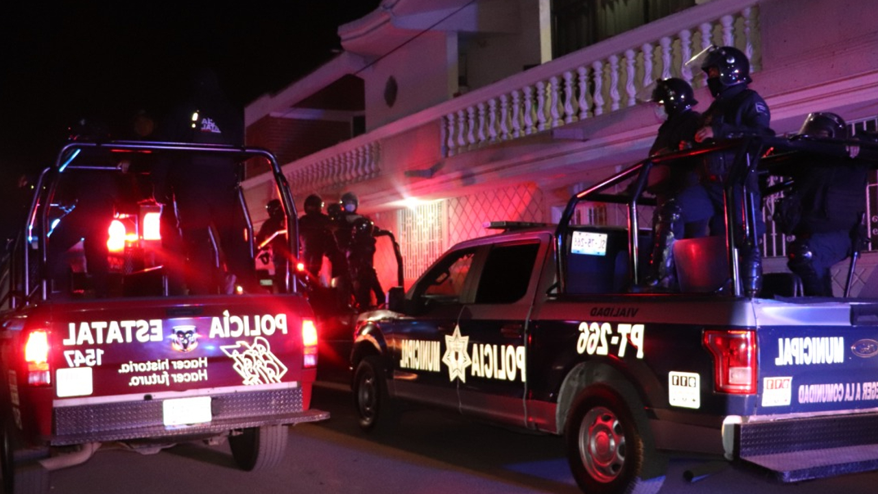 Policía municipal es atacada con cohetes por habitantes en San Pedro Cholula; hay 3 detenidos y decomisan 96 cohetones