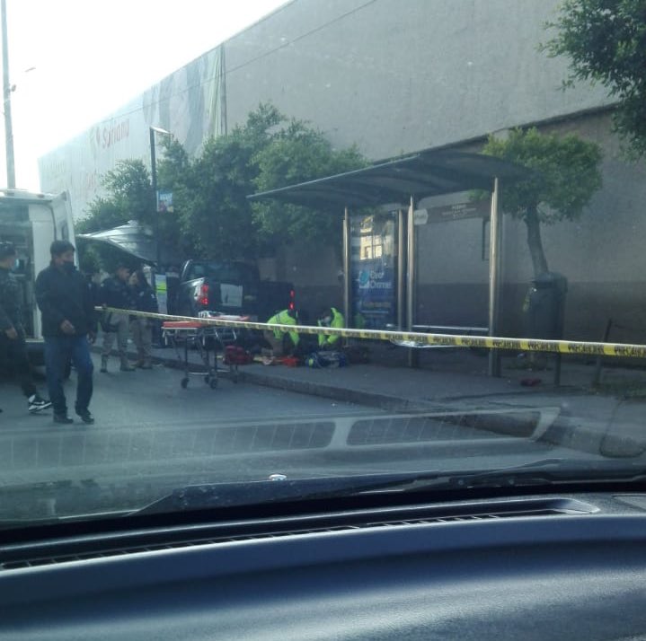 Camioneta se sube a la banqueta y atropella a dos mujeres en Plaza San Pedro; el conductor iba ebrio