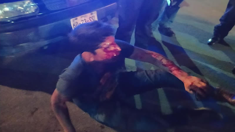 Taxistas golpean a ladrón para frustrar asalto; el responsable es entregado a la policía municipal de Puebla
