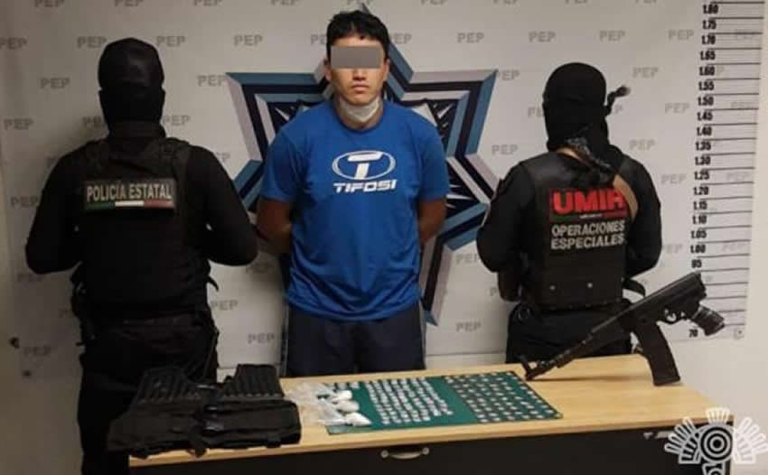 "Recorría Puebla con un 'cuerno de chivo'": Narcomenudista es detenido por posesión de drogas y armas