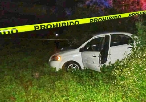 Abandonan a una menor dentro de un auto tras ser atacados a balazos en Puebla