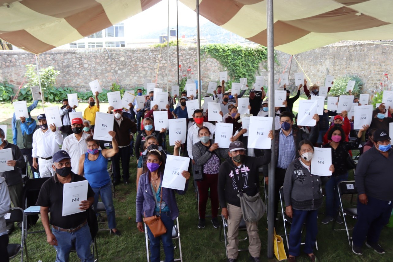 Vecinos de Amozoc reciben escrituras del programa Regularización de la Tenencia de la Tierra 