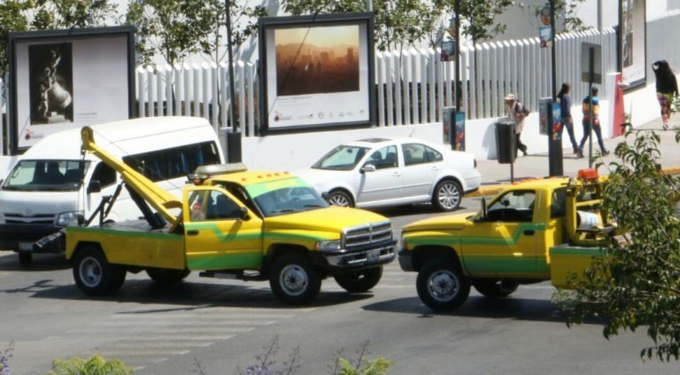 Barbosa propondrá reformar la Ley de Transporte para regular el servicio de grúas