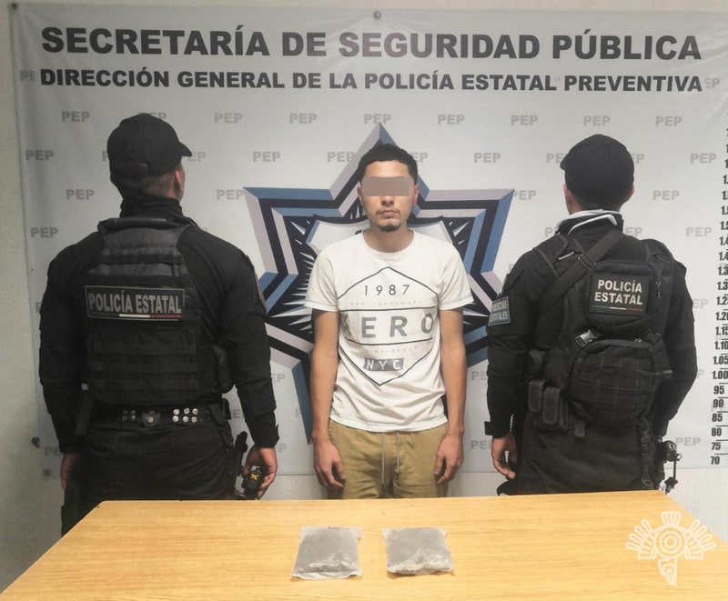 Narcomenudista es detenido en el centro histórico de Puebla; haría una entrega en el parque del Carmen