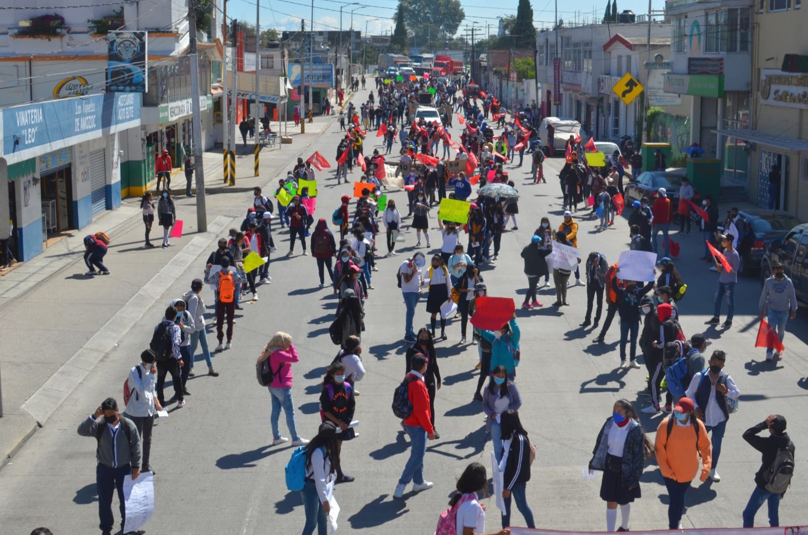 Alumnos del bachillerato Digital se manifiestan contra el edil de Amozoc; solicitan un terreno para la construcción de la escuela 