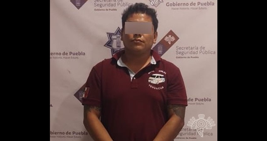 Hombre ataca a policía con un cuchillo para escapar; tras revisión le encuentran droga, es detenido