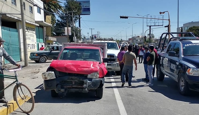 Accidente desata cierre de circulación en la Puebla - Atlixco; responsables se quedan para deslindar responsabilidades