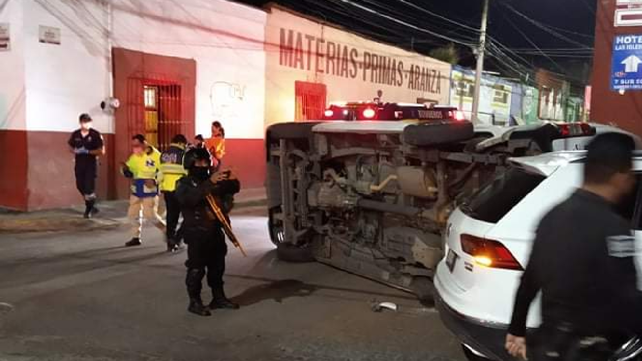 Conductor en estado de ebriedad hace volcar en San Pedro Cholula una unidad del transporte público 
