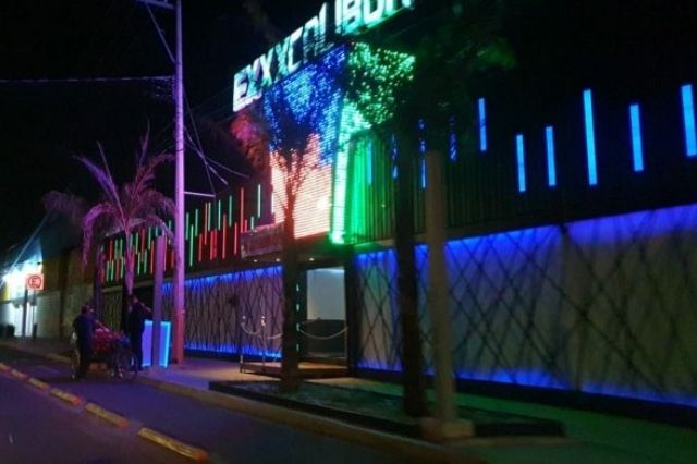 Asaltan table dance Exxxcalibur, se llevaron dinero y dañaron vehículos para evitar persecución (Video)