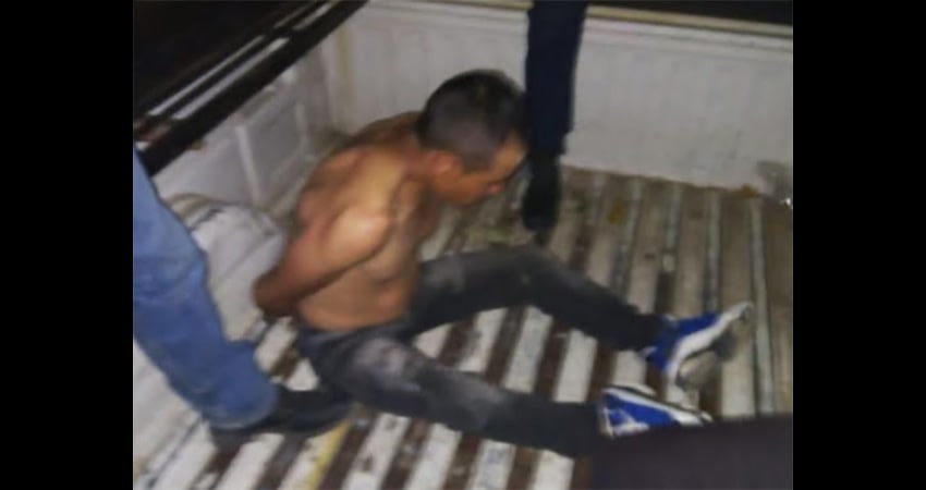 ¡Patrulla logra salvarlo! Vecinos de municipio de Puebla intentan linchar a presunto ladrón