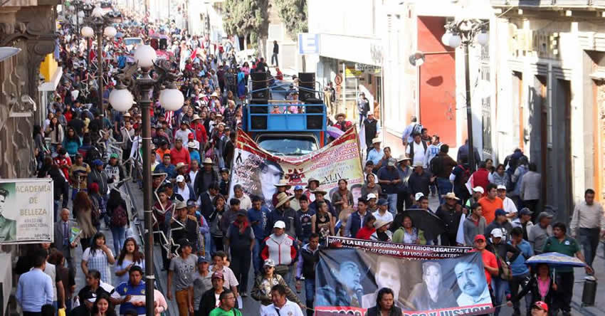UPVA 28 de octubre se apodera de la zona del mercado Amalucan; acuden a dialogar armados con palos (Videos)