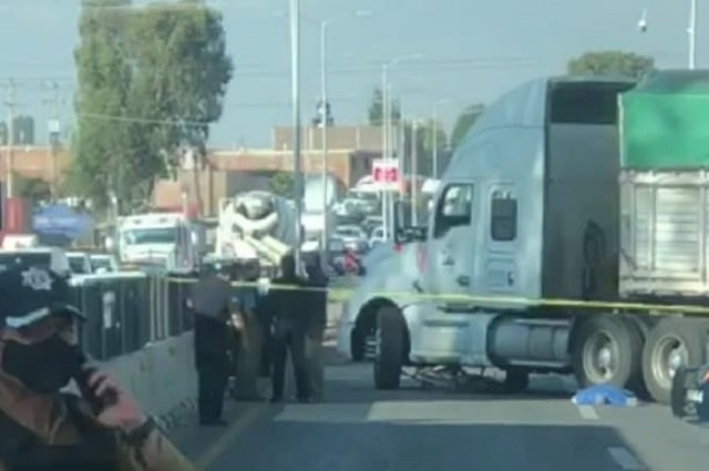Trailer le paso encima; mujer muere atropellada en la Federal Puebla - Atlixco, altura de Chipilo