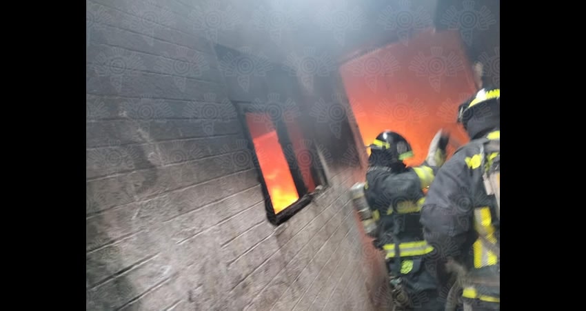 Fuerte incendio destruye casa en la ciudad de Puebla