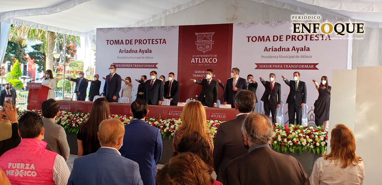 Toma protesta la presidenta Ariadna Ayala como la primera mujer que gobierna Atlixco acompañada del gobernador del estado
