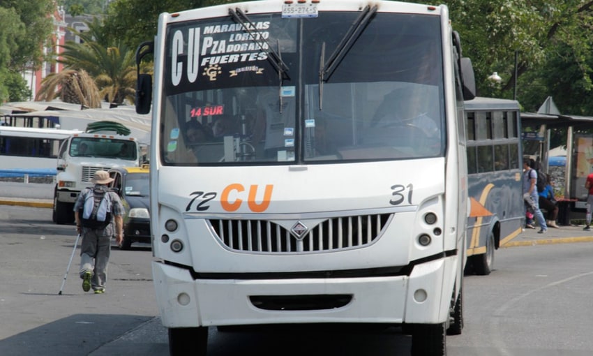 ¡3 heridos! Pasajeros de la Ruta 72 sufren violento asalto frente a VW en Puebla