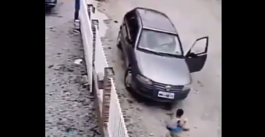 ¡El auto le paso encima! Menor de edad es atropellado por un automóvil, milagrosamente sale ileso (Video)