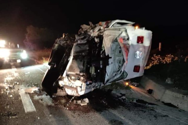 "El paciente murió" Ambulancia sufre aparatoso accidente en traslado a Puebla contra una camioneta