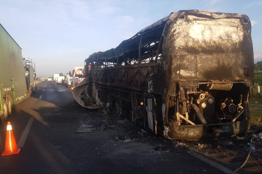Autobús de pasajeros se incendia en la Puebla - Orizaba