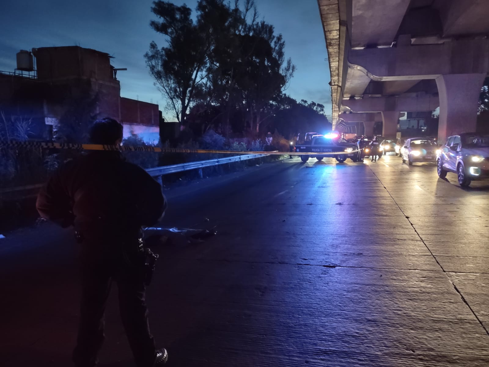 Persona es arrollada en la autopista México - Puebla, ya tendido varios autos le pasaron encima