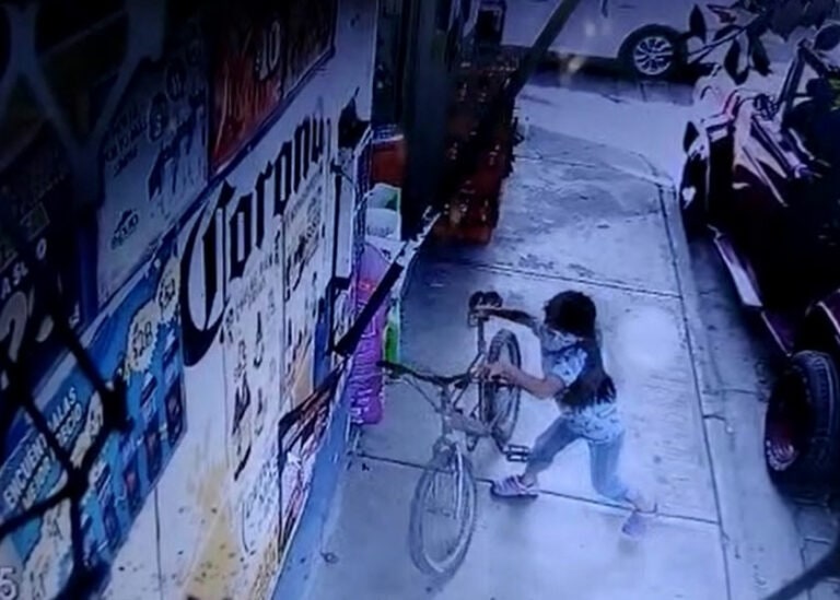 Captan en video a una pequeña niña robando una bicicleta en Puebla; un adulto seria el responsable