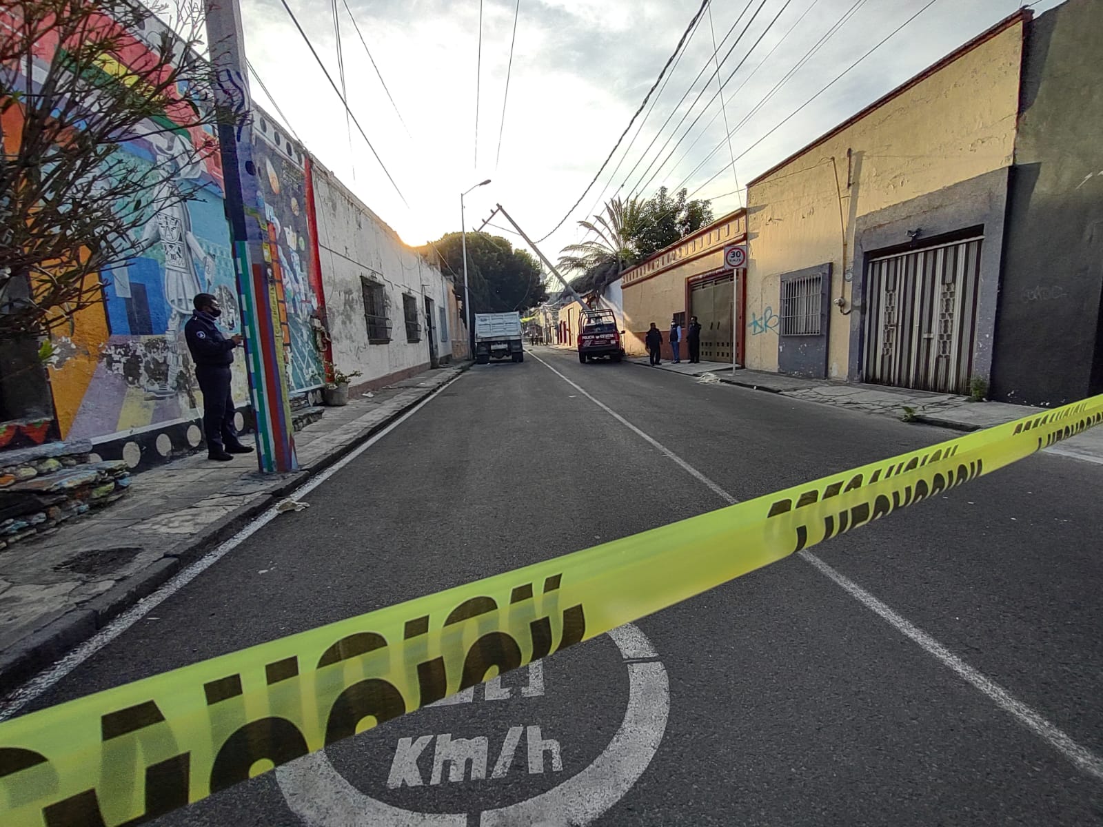 Patrulla choca contra poste y deja sin energía a vecinos en Analco; se reportan lesionados